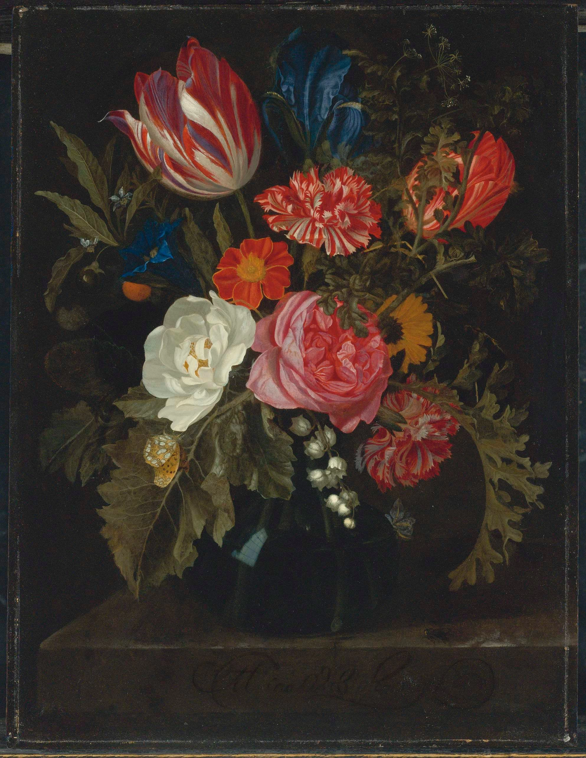 Fiori in vaso su un ripiano di marmo